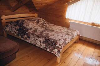 Гостевой дом Girskyi Kut Куты Двухместный номер с двуспальной кроватью и дополнительной кроватью-4